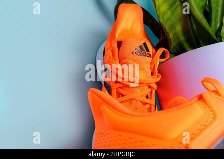 Tyumen, Russie-13 janvier 2022: Logo Adidas sur les chaussures de course orange. Banque D'Images