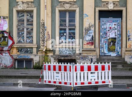 Potsdam, Allemagne. 21st févr. 2022. La façade d'un ancien bâtiment vacant dans le centre-ville de Potsdam est enduite de graffiti et recouverte d'affiches et d'autocollants. Credit: Monika Skolimowska/dpa-Zentralbild/dpa/Alay Live News Banque D'Images