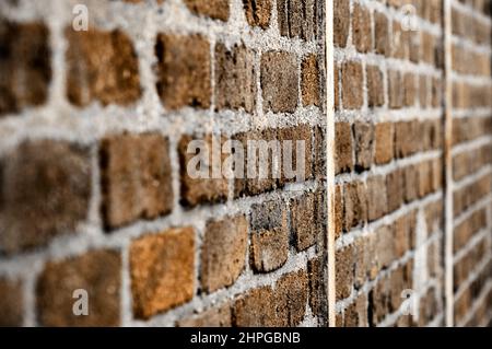 Vue oblique d'un vieux mur de briques avec profondeur de champ faible intentionnel, foyer sélectif Banque D'Images