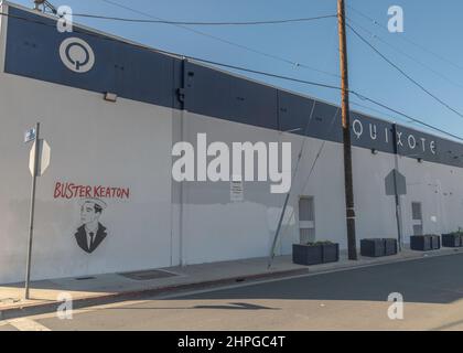 Los Angeles, CA, États-Unis - 18 février 2022 : extérieur de la production cinématographique Quichotte avec une fresque commémorative de Buster Keaton. Banque D'Images