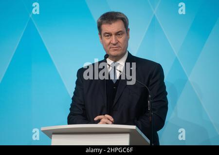 Markus Soeder derrière le pupitre. Le 21 février 2022, Markus Soeder (CSU), Premier ministre de Bavière, et Hendrik Wuest (CDU), Premier ministre de Rhénanie-du-Nord-Westphalie, se sont réunis à Munich pour des entretiens. Par la suite, ils ont informé lors d'une conférence de presse des résultats et des actions futures sur la question de la crise climatique. (Photo par Alexander Pohl/Sipa USA) crédit: SIPA USA/Alay Live News Banque D'Images