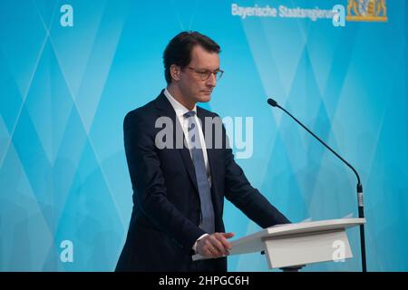 Hendrik Wuest derrière le pupitre. Le 21 février 2022, Markus Soeder (CSU), Premier ministre de Bavière, et Hendrik Wuest (CDU), Premier ministre de Rhénanie-du-Nord-Westphalie, se sont réunis à Munich pour des entretiens. Par la suite, ils ont informé lors d'une conférence de presse des résultats et des actions futures sur la question de la crise climatique. (Photo par Alexander Pohl/Sipa USA) crédit: SIPA USA/Alay Live News Banque D'Images