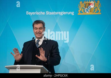 Markus Soeder derrière le pupitre. Le 21 février 2022, Markus Soeder (CSU), Premier ministre de Bavière, et Hendrik Wuest (CDU), Premier ministre de Rhénanie-du-Nord-Westphalie, se sont réunis à Munich pour des entretiens. Par la suite, ils ont informé lors d'une conférence de presse des résultats et des actions futures sur la question de la crise climatique. (Photo par Alexander Pohl/Sipa USA) crédit: SIPA USA/Alay Live News Banque D'Images