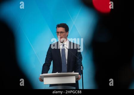 Hendrik Wuest derrière le pupitre. Le 21 février 2022, Markus Soeder (CSU), Premier ministre de Bavière, et Hendrik Wuest (CDU), Premier ministre de Rhénanie-du-Nord-Westphalie, se sont réunis à Munich pour des entretiens. Par la suite, ils ont informé lors d'une conférence de presse des résultats et des actions futures sur la question de la crise climatique. (Photo par Alexander Pohl/Sipa USA) crédit: SIPA USA/Alay Live News Banque D'Images