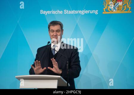 Markus Soeder derrière le pupitre. Le 21 février 2022, Markus Soeder (CSU), Premier ministre de Bavière, et Hendrik Wuest (CDU), Premier ministre de Rhénanie-du-Nord-Westphalie, se sont réunis à Munich pour des entretiens. Par la suite, ils ont informé lors d'une conférence de presse des résultats et des actions futures sur la question de la crise climatique. (Photo par Alexander Pohl/Sipa USA) crédit: SIPA USA/Alay Live News Banque D'Images