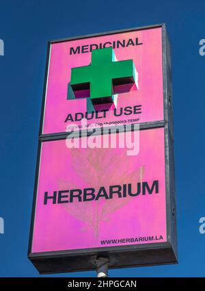 Los Angeles, CA, Etats-Unis - 18 février 2022 : panneau distributeur Herbarium Weed sur l'avenue la Brea à Los Angeles, CA. Banque D'Images