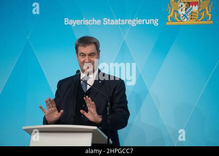 Markus Soeder derrière le pupitre. Le 21 février 2022, Markus Soeder (CSU), Premier ministre de Bavière, et Hendrik Wuest (CDU), Premier ministre de Rhénanie-du-Nord-Westphalie, se sont réunis à Munich pour des entretiens. Par la suite, ils ont informé lors d'une conférence de presse des résultats et des actions futures sur la question de la crise climatique. (Photo par Alexander Pohl/Sipa USA) crédit: SIPA USA/Alay Live News Banque D'Images