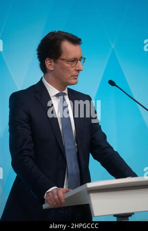 Hendrik Wuest derrière le pupitre. Le 21 février 2022, Markus Soeder (CSU), Premier ministre de Bavière, et Hendrik Wuest (CDU), Premier ministre de Rhénanie-du-Nord-Westphalie, se sont réunis à Munich pour des entretiens. Par la suite, ils ont informé lors d'une conférence de presse des résultats et des actions futures sur la question de la crise climatique. (Photo par Alexander Pohl/Sipa USA) crédit: SIPA USA/Alay Live News Banque D'Images