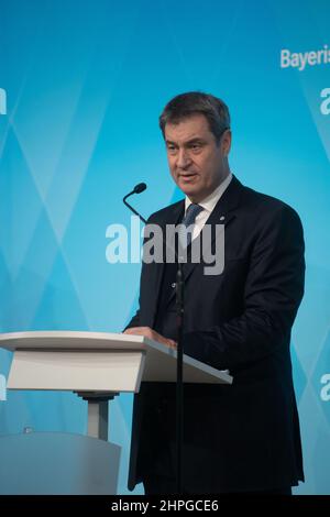 Markus Soeder derrière le pupitre. Le 21 février 2022, Markus Soeder (CSU), Premier ministre de Bavière, et Hendrik Wuest (CDU), Premier ministre de Rhénanie-du-Nord-Westphalie, se sont réunis à Munich pour des entretiens. Par la suite, ils ont informé lors d'une conférence de presse des résultats et des actions futures sur la question de la crise climatique. (Photo par Alexander Pohl/Sipa USA) crédit: SIPA USA/Alay Live News Banque D'Images