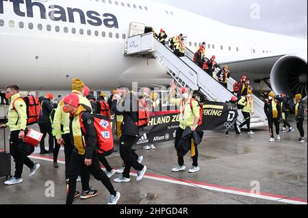 21 février 2022, Hessen, Francfort-sur-le-main : les membres de l'équipe olympique allemande des Jeux Olympiques de Beijing débarque de l'avion de Lufthansa après leur arrivée à l'aéroport de Francfort. Photo: Arne Dedert/dpa Banque D'Images