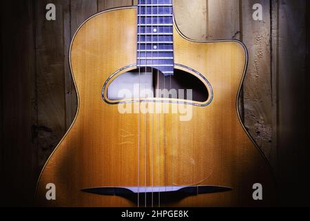 Des détails de guitare acoustique gitane jazz, pendus sur un mur en bois. Banque D'Images