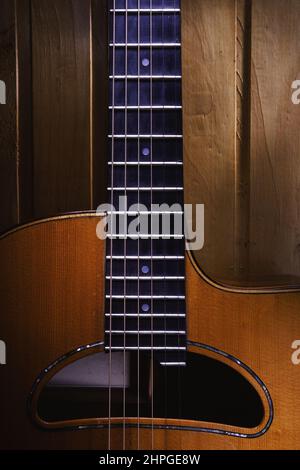 Des détails de guitare acoustique gitane jazz, pendus sur un mur en bois. Banque D'Images