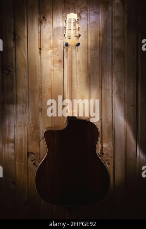 Détails de guitare acoustique gitane jazz, pendu sur un mur en bois, vue arrière. Banque D'Images