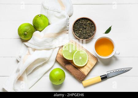 Composition avec tasse de thé, feuilles séchées et fruits mûrs bergamote sur fond de bois clair Banque D'Images