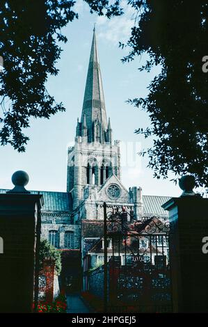 La cathédrale de Chichester (cathédrale de la Sainte Trinité) est le siège de l'évêque anglican de Chichester. Il est situé à Chichester, dans l'ouest du Sussex, en Angleterre. Elle fut fondée comme cathédrale en 1075, lorsque le siège de l'évêque fut déplacé de Selsey. Numérisation d'archivage à partir d'une lame. Août 1965. Banque D'Images