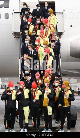 21 février 2022, Hessen, Francfort-sur-le-main : les médaillés de l'équipe olympique allemande se tiennent avec l'équipage de Lufthansa à l'aéroport de Francfort à leur retour des Jeux Olympiques de Beijing. Photo: Arne Dedert/dpa Banque D'Images