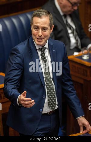 Paul Givan, député provincial du DUP, s'exprimant dans la salle de l'Assemblée de l'Irlande du Nord à Stormont, car des hommages chaleureux ont été rendus de tous les bancs politiques de Stormont à la suite de la mort du politicien du DUP Christopher Stalford. Date de la photo: Lundi 21 février 2022. Banque D'Images