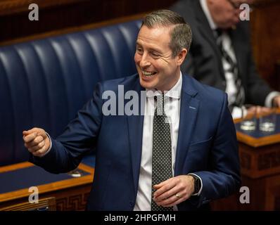 Paul Givan, député provincial du DUP, s'exprimant dans la salle de l'Assemblée de l'Irlande du Nord à Stormont, car des hommages chaleureux ont été rendus de tous les bancs politiques de Stormont à la suite de la mort du politicien du DUP Christopher Stalford. Date de la photo: Lundi 21 février 2022. Banque D'Images