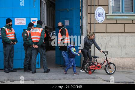 Aujourd'hui, la police de NAV, la police fiscale de l'État hongrois, a envoyé au moins 30 agents tôt le matin pour saisir des documents dans un refuge pour sans-abri et une école maternelle pour les enfants de parents sans-abri appartenant à l'Église méthodiste hongroise (l'Église évangélique hongroise met) est la cinquième plus grande église de Hongrie.) Le pasteur de l’Église, âgé de 71 ans, et ancien critique de la politique d’Orbán, qui dirige le refuge et l’école ainsi que les autres travailleurs, a été empêché d’entrer dans leur siège social. Le bureau personnel du pasteur a été scellé et tout son docu Banque D'Images