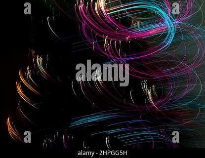 Lignes courbes abstraites créées artistiquement avec des lumières de noël colorées. Exposition longue Banque D'Images
