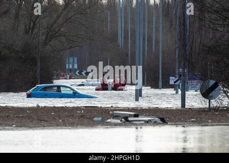 Castleford, Royaume-Uni. 21st févr. 2022. Les services d'urgence sur les bateaux se rendent dans les véhicules et les propriétés de Barnsdale Road, Castleford pour aider après que Storm Franklin a fait éclater la rivière aire au cours du week-end à Castleford, au Royaume-Uni, le 2/21/2022. (Photo de James Heaton/News Images/Sipa USA) crédit: SIPA USA/Alay Live News Banque D'Images