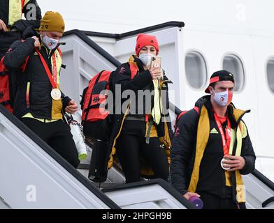 21 février 2022, Hessen, Francfort-sur-le-main : les membres de l'équipe olympique allemande des Jeux Olympiques de Beijing débarque de l'avion de Lufthansa après leur arrivée à l'aéroport de Francfort. Photo: Arne Dedert/dpa Banque D'Images