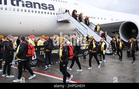 21 février 2022, Hessen, Francfort-sur-le-main : les membres de l'équipe olympique allemande des Jeux Olympiques de Beijing débarque de l'avion de Lufthansa après leur arrivée à l'aéroport de Francfort. Photo: Arne Dedert/dpa Banque D'Images