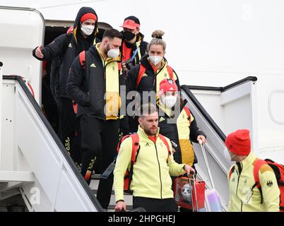 21 février 2022, Hessen, Francfort-sur-le-main : les membres de l'équipe olympique allemande des Jeux Olympiques de Beijing débarque de l'avion de Lufthansa après leur arrivée à l'aéroport de Francfort. Photo: Arne Dedert/dpa Banque D'Images