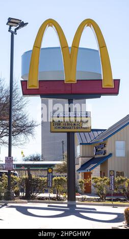 SAN ANTONIO, TEXAS - 01.29.2022 - logo McDonald's avec une ombre intéressante. Chaîne alimentaire rapide avec message de location et menu publicitaire par une journée ensoleillée. Banque D'Images