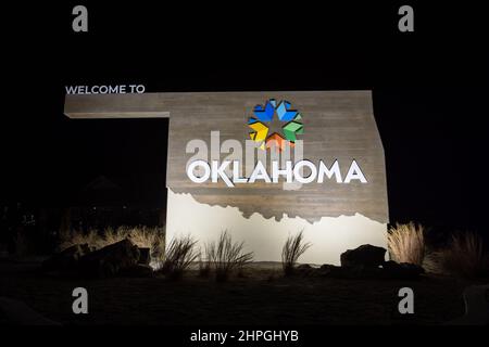 MIAMI, OKLAHOMA - 01.31.2022 - Signez avec le nouveau Bienvenue à l'Oklahoma, au centre touristique d'accueil de l'Oklahoma, pendant la nuit. Banque D'Images