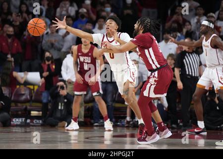 Les chevaux de Troie de Californie du Sud gardent Boogie Ellis (0) et les Cougars de Washington State gardent Michael Flowers (12) se mettent pour le ballon lors d'un match de basket-ball universitaire de la NCAA, le dimanche 20 février 2022, à Los Angeles. L'USC bat l'État de Washington 62-60. Banque D'Images