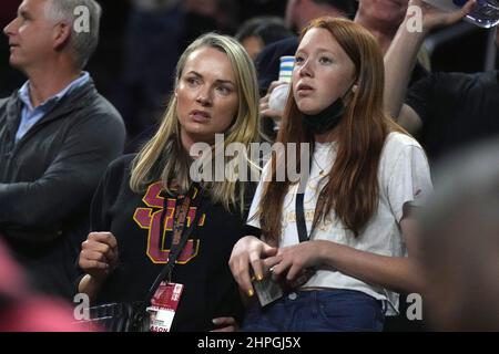 Amanda Enfield (à gauche) et Lily Enfield, l'épouse et la fille de l'entraîneur-chef des Trojans de Californie du Sud Andy Enfield (non représenté sur la photo), regardent lors d'un match de basket-ball universitaire de la NCAA contre les Cougars de l'État de Washington, dimanche 20 février 2022, à Los Angeles. L'USC bat l'État de Washington 62-60. Banque D'Images