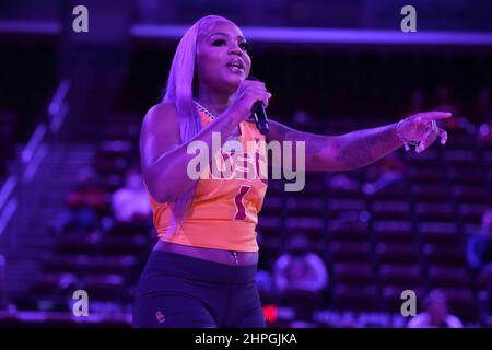 L'artiste et rappeuse américaine Sally Sossa se produit lors d'un match de basket-ball féminin universitaire de la NCAA entre les Trojans de Californie du Sud et les Buffaloes du Colorado, le dimanche 20 février 2022 à Los Angeles. Banque D'Images