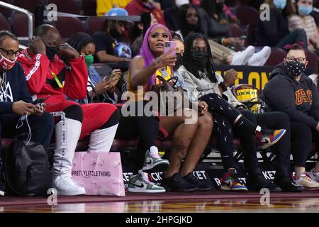 L'artiste et rappeuse américaine Sally Sossa assiste à un match de basket-ball féminin universitaire de la NCAA entre les Trojans de Californie du Sud et les Buffaloes du Colorado, le dimanche 20 février 2022 à Los Angeles. Banque D'Images