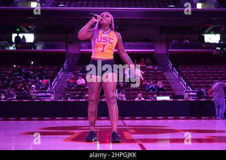 L'artiste et rappeuse américaine Sally Sossa se produit lors d'un match de basket-ball féminin universitaire de la NCAA entre les Trojans de Californie du Sud et les Buffaloes du Colorado, le dimanche 20 février 2022 à Los Angeles. Banque D'Images