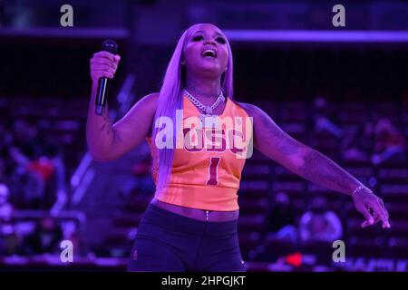 L'artiste et rappeuse américaine Sally Sossa se produit lors d'un match de basket-ball féminin universitaire de la NCAA entre les Trojans de Californie du Sud et les Buffaloes du Colorado, le dimanche 20 février 2022 à Los Angeles. Banque D'Images