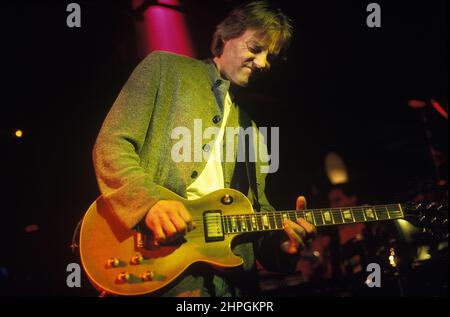 Le guitariste Snowy White, lors d'un concert de Londres en 1996 faisant la promotion du nouveau CD No Faith Required, de Snowy White et The White Flames. Banque D'Images