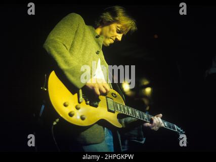 Le guitariste Snowy White, lors d'un concert de Londres en 1996 faisant la promotion du nouveau CD No Faith Required, de Snowy White et The White Flames. Banque D'Images