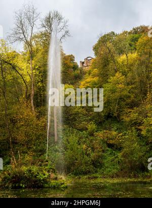 L'ancienne fontaine alimentée par la gravité à Hackfall, un jardin boisé près de Masham dans le North Yorkshire Banque D'Images