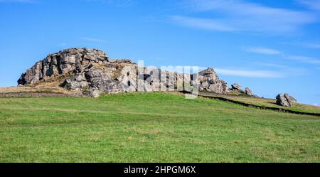 Almscliffe Crag, un affleurement de sable de pierre de moulin sur une colline près de North Rigton dans le Yorkshire Banque D'Images