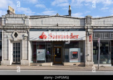 Une succursale de Banco Santander, S.A., faisant affaires sous le nom de Santander Group, est une multinationale espagnole de services financiers. Great Malvern, Angleterre Banque D'Images