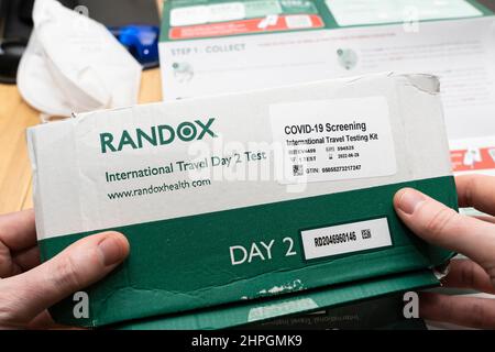 Les mains de l'homme tiennent un test de la Journée internationale du voyage 2 - un test PCR utilisé pour tester le coronavirus Covid-19 après un voyage international en Angleterre Banque D'Images