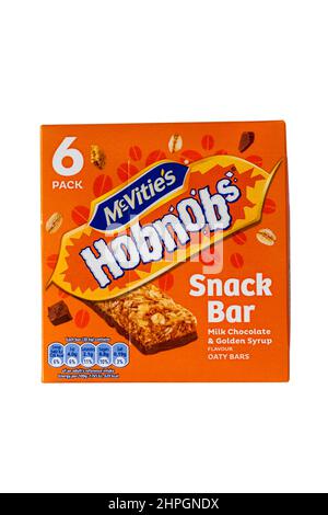 Boîte de McVités hobnobs snack-bar biscuits chocolat au lait et sirop d'or barres d'avoine isolées sur fond blanc Banque D'Images