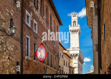 Rue étroite à Montepulciano, une ville dans la province de Sienne, dans le Val d'Orcia en Toscane, Italie, Europe. Banque D'Images