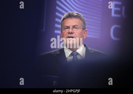 Bruxelles, région de Bruxelles-capitale, Belgique. 21st févr. 2022. Le vice-président de la Commission européenne, Maros Sefcovic, prend la parole lors d'une conférence de presse à la suite d'une réunion du Comité mixte UE-Royaume-Uni au siège de la Commission européenne à Bruxelles, Belgique, le 21 février 2022. (Credit image: © Valeria Mongelli/ZUMA Press Wire) Banque D'Images