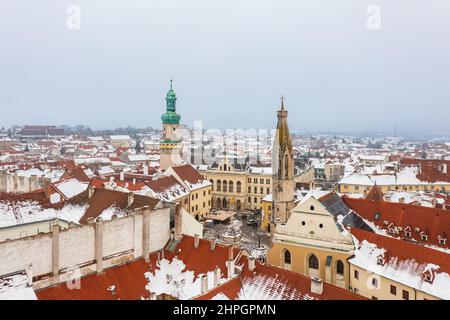 Vue aérienne sur la place principale de la ville de Sopron avec la tour du feu et l'église de Goat. Banque D'Images