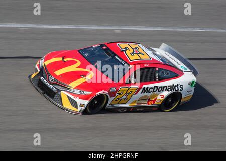 20 février 2022 : Bubba Wallace, pilote de la série de la coupe NASCAR (23), conduit au quatrième tour pendant le Daytona 500 au Daytona International Speedway Daytona, FL. Jonathan Huff/The Podium Finish via CSM. Banque D'Images