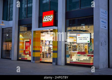 Stuttgart, Allemagne - 15 janvier 2022 : magasin de jouets LEGO. Zone d'entrée avec fenêtre du magasin. Vue latérale à l'aube. Europe, Stuttgart, Allemagne. Banque D'Images