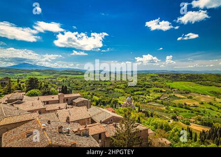 Vue de la ville de Montepulciano à la campagne environnante, région Toscane de l'Italie, Europe. Banque D'Images