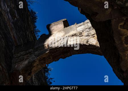 Arc del pas de la Foradada. Sant Miquel del Fai, un monastère de 11th ans situé dans les montagnes Cingles del Berti, près de Barcelone. Il a été un bien de I Banque D'Images